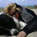 Fedor zijn eerste strandwandeling, lekker in het zand met mijn knuffelbeer!