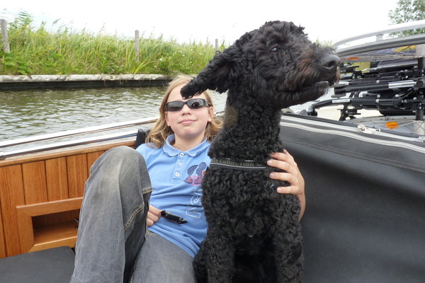 Koda en zijn kleine (nou ja kleine) baas op de boot naar het sneekermeer