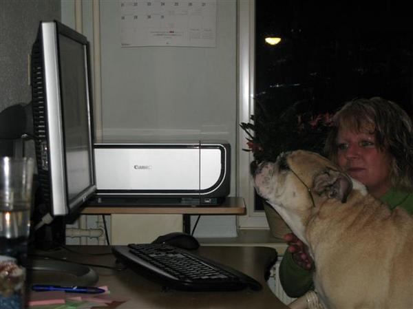 noa achter de computer