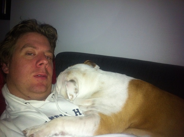 Na een lange wandeling samen met baasje op de bank!