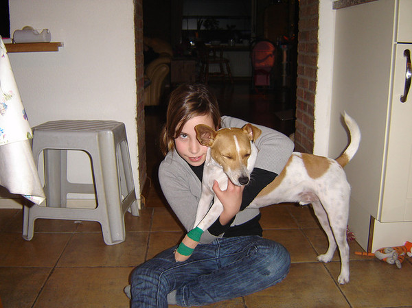 max in gips en geeft knuffel