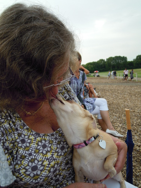 Ashley gezellig op schoot bij oma