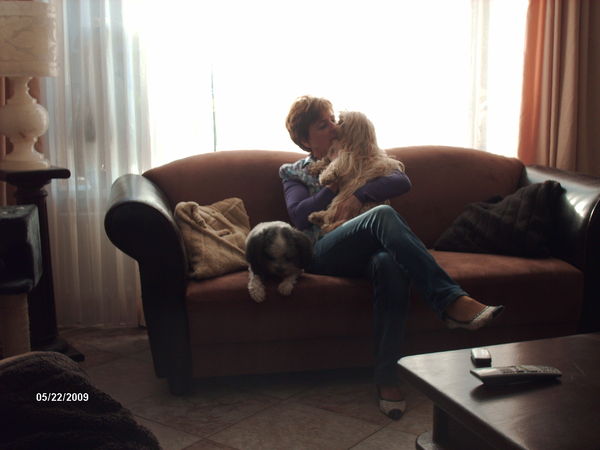 ff knuffelen als het vrouwtje thuis komt.