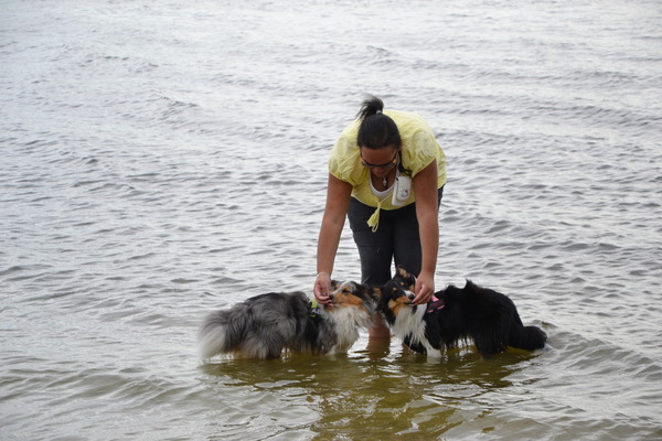 Moeder en dochter gezellig samen in het water