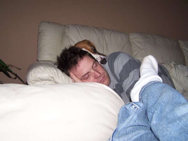 Indy en 't baasje liggen op de bank te slapen