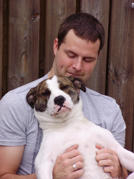 Bij de baas op schoot in de tuin.