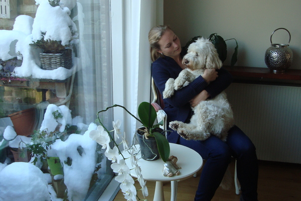 Stoere meid is soms een schoothondje !