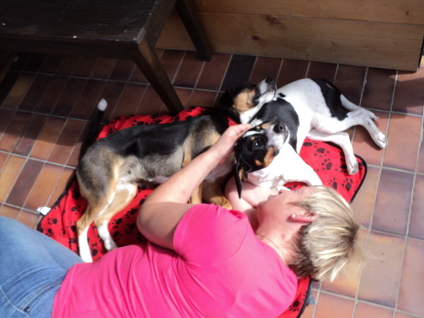 Lizzy met Tommie op de grond in Oostenrijk