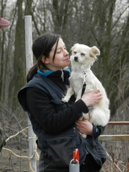 een fiere meid en een fier baasje hebben net een wedstrijd succesvol ten einde gebracht.