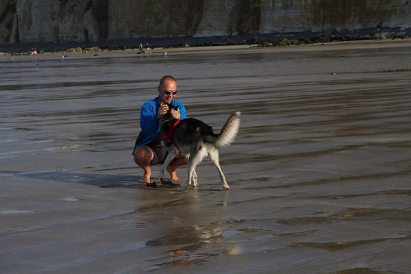Effe knuffelen op het strand 