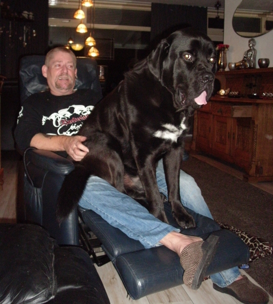 Kijk dit zit ook best wel lekker. Eens een keer wat anders als de bank. ;-)