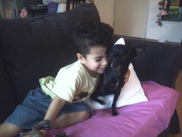 Mijn neefje Manoah met mijn hondje Qissy
