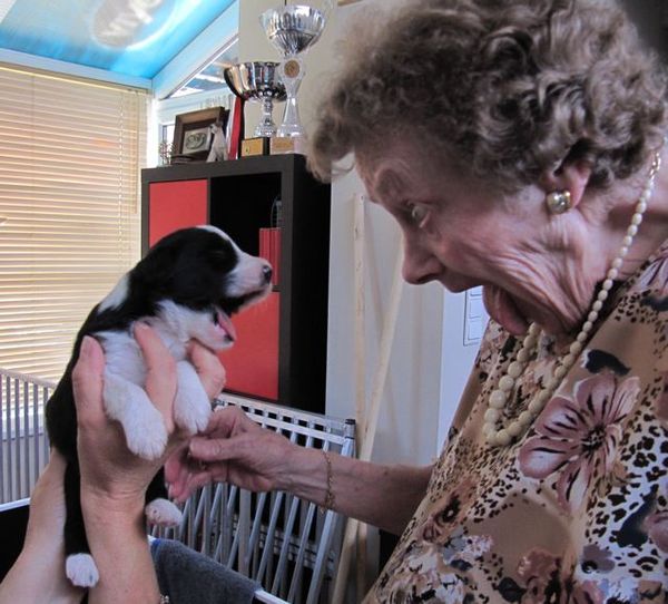 Pup met tante Emma (87) 