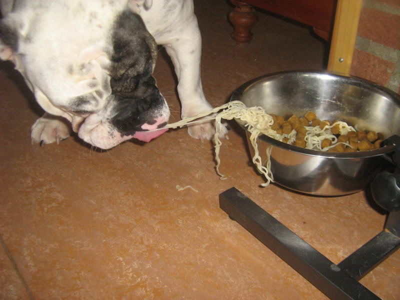 heerlijk die sliertjes,maar o zo moeilijk eten!