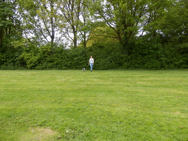 Spaiky en ik op het grasveldje tijdens onze wandeling