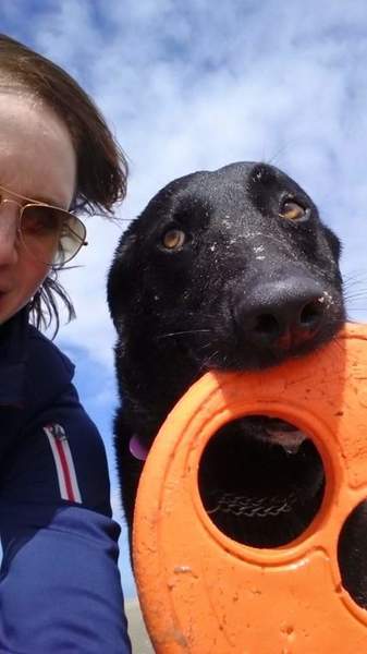Samen frisbeeën op het strand