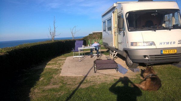 MET DE CAMPER OP REIS MET DE HOND