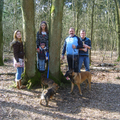 op een mooie zondag met de hele film naar het bos ,wat is er lekkerder voor de hondjes dan naar het bos te gaan.