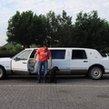 hier ben ik nog een keer met de limo. Nu met mijn baasje kunnen jullie de hele limo zien