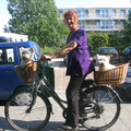 Moeders met toen nog haar twee Westies op de fiets.
