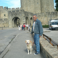 Hier genieten Dobby en haar baasje van een  uitstapje naar het mooie kasteel van Carcassonne!