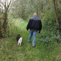 Hier zie je John (Baasje) met Chelsea en Amy, lekker aan het wandelen in het bos, op een mooie hersft dag.