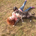 Libby is een hond die houd van stoeien en rond rennen. Hier zijn we dus lekker aan het rollen door het gras. Een heerlijke warme dag waarbij wij het heel erg naar onze zin hebben <3