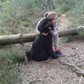 Het meisje is 11 jaar, een Frans logeetje.
Ze was geen honden gewend maar Black werd haar grote vriend. Elke dag wou ze mee naar het bos om te wandelen. Elke dag spelen in de tuin met Black, de hele dag knuffelen en aaien.
Black is eigenlijk helemaal geen kinderen gewend, maar hij vond het geweldig.
Hij was echt de grote favoriet van dit meisje.