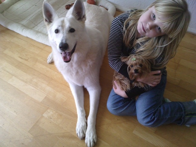 Charlie, samen met mijn zusje Daphne en m'n moeder's hondje Sascha.