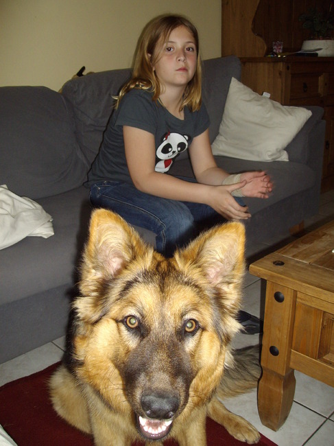 Ik zat naar tv te kijken maar Rosie was meer geintreseerd voor de camera!haha
