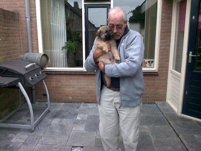 bij mn  baasje in armen...