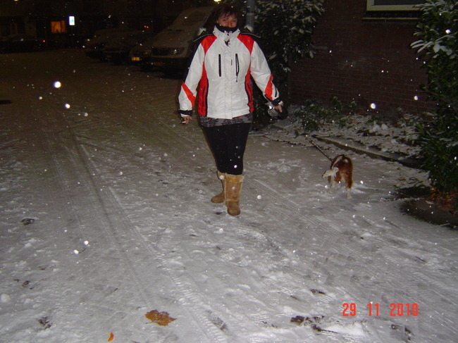 Ik en me baasje zijn er klaar voor .Mijn eerste wandeling in de sneeuw.