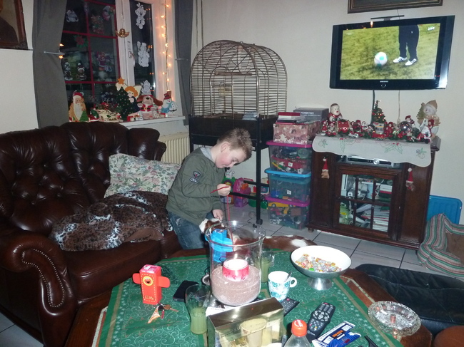 Ik met Senne die mijn knuffel aan de veter heeft vast gebonden ,die ik dan moet pakken als hij er mee weg rent lol