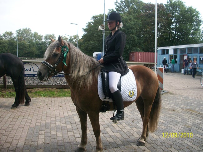 Whisper en haar bijrijdster na de dressuur wedstrijd