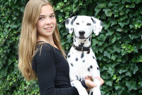 Dit ben ik met mijn dalmatiër van anderhalf jaar. Ze heet Nala, is heel onderdanig en erg vrolijk.