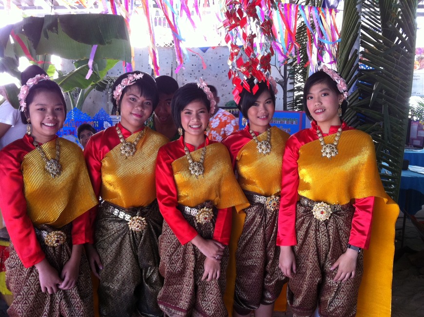 Thailand 2010..Gepaste originele kledij bij dans opvoering  