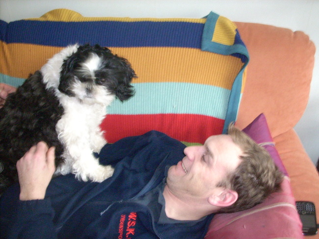 Dit doet Benjie het liefst, lekker bij het baasje liggen...