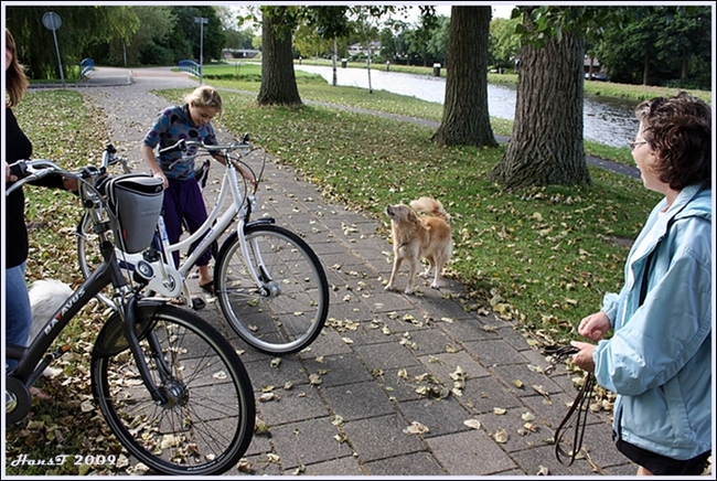 soes begroet meisje op de fiets-k.vliet-leiden-2009