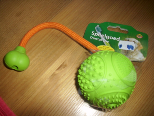 de nieuwe bal met touw!!
het is een soort tandeborstel ding.. haha//