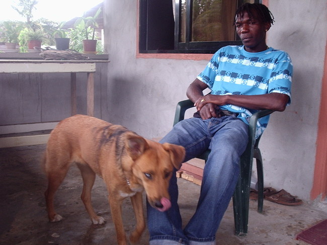 Mila en Robby.Lekker sloom van de warmte.(suriname)