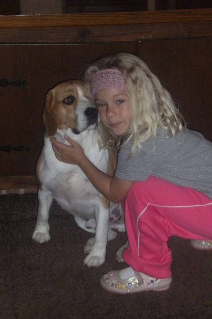 het jonge zusje van mijn vrouwke. 21 jaar verschil!! Weer samen met mijn broertje. Zei is helemaal dol op broer, ze kan hem niet missen als ze bij ons blijft logeren, maar spelen doet ze graag met mij. Omdat ze dan iets ruwer kan doen, ik vindt dat namelijk ook leuk. Al blijven mijn baasjes altijd in de buurt, want het blijven kinderen en die kunnen gemeen aan de staart trekken. Maar ik doe niets hoor!! Ik weet wat ik dan moet doen, hard rennen en zei achter mij aan. lol!!