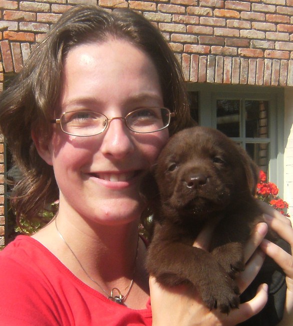 dit is trouwens ons vrouwke, hier met de nieuwe puppy, Yuno. ze is er nu al dol op, maar hij komt pas over 2 weken en Vier dagen, want hij moet nog bij zijn mama blijven daar hij pas vijf weken is!! Ben benieuwd hoe hard ik strak mijn best moet doen om genoeg aandacht te krijgen, of misschien moet ik mijn oude hobby, stelen weer uit de kast halen.!!