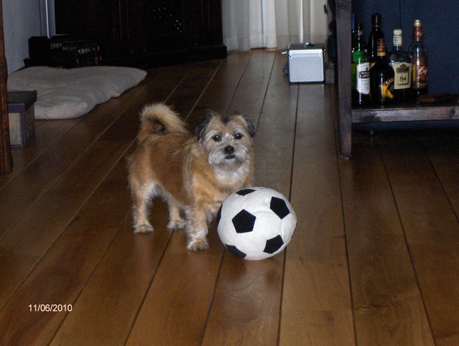 Met haar voetbal :-)