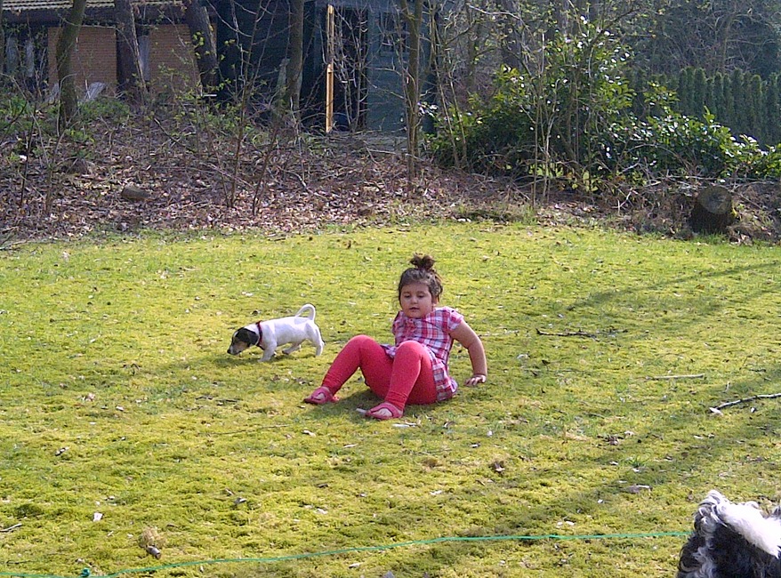 Mijn mooie dochter met Noxx in de tuin.