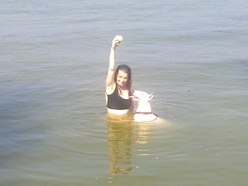 samen zwemmen vind ze geweldig ze is n echte waterrat :))
