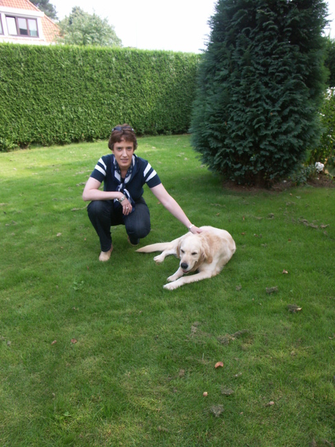 Tiboke met het vrouwtje in de tuin, ze moest ook weer op de foto hoor, zucht...