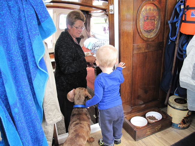 Even visite aan boord. Onze lieve kleinzoon.
Kanttekening van mij ... Gijs ... ik vind hem ook heel lief hoor.