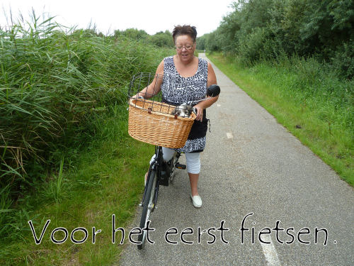 Voor het eerst fietsen, wel wat onwennig voor beiden maar heel gezellig.