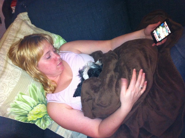 Ik lig te bibberen bij het vrouwtje in dr armen, nadat ik in bad ben geweest