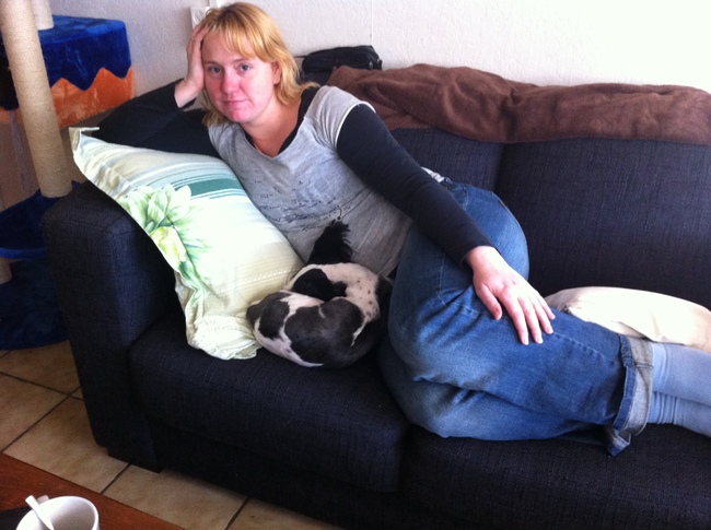 Lekker bij het vrouwtje op de bank.
Vinden we allebij erg fijn